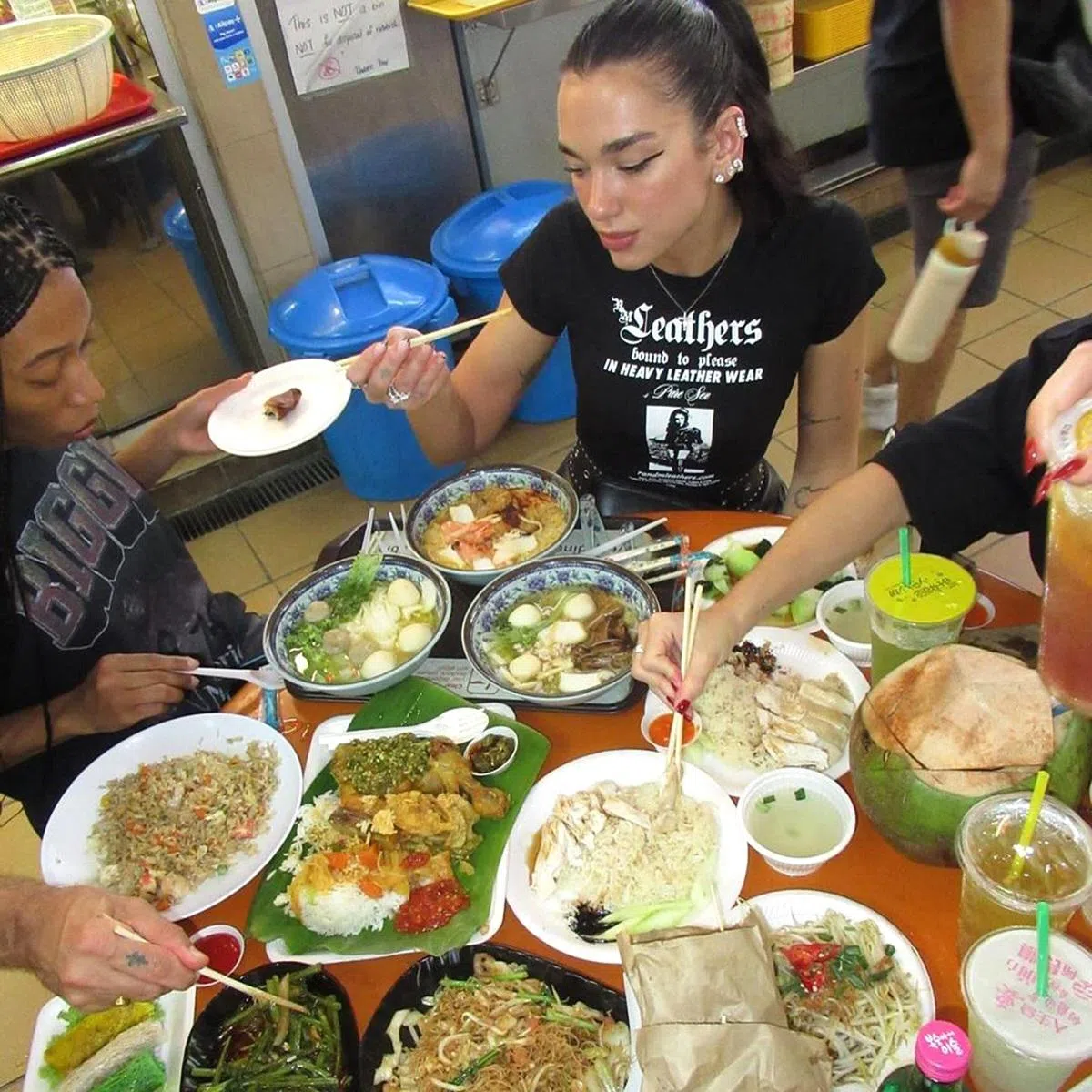 新加坡小饭美食魅力无法挡。2024年11月5和6日，英国女歌手Dua Lipa在新加坡开唱时也趁机尝遍新加坡美食。她6日在Instagram（IG）贴出到麦士威熟食中心品尝道地小贩美食的照片。（DUALIPA/INSTAGRAM）