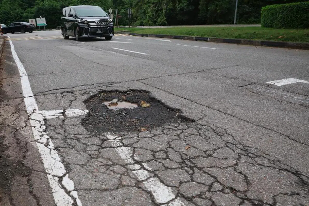 2023年4月5日，赛马公会路上的另一个坑洞。（海峡时报）