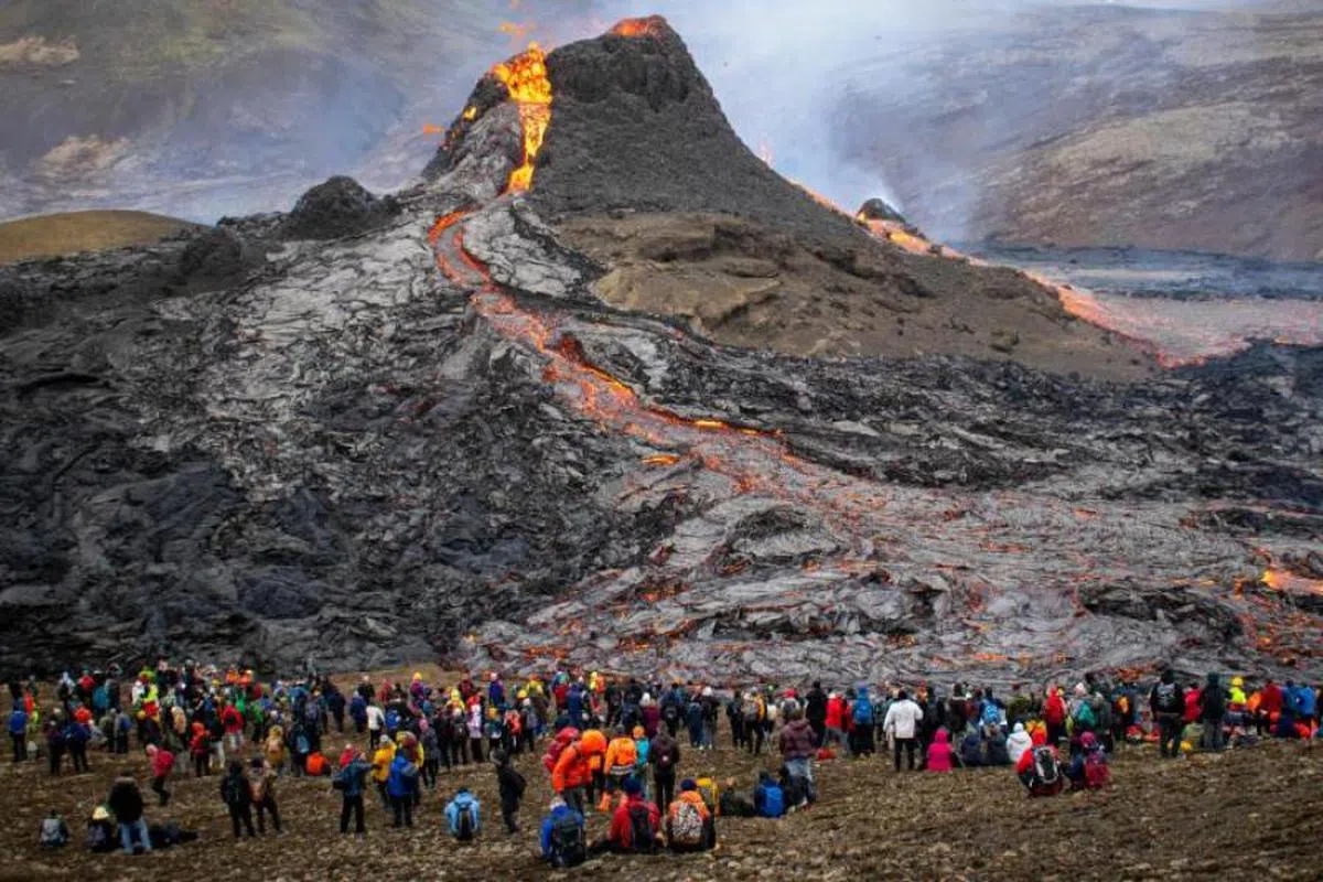 许多远足爱好者走到接近火山喷发口的地区。（法新社）