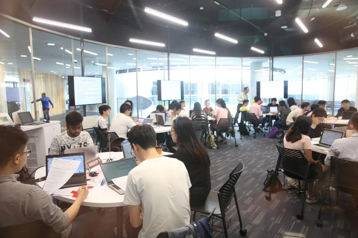 受访的大学讲师表示，教师可以转向考验学生应用知识的能力，而不是复述知识的能力。（海峡时报）