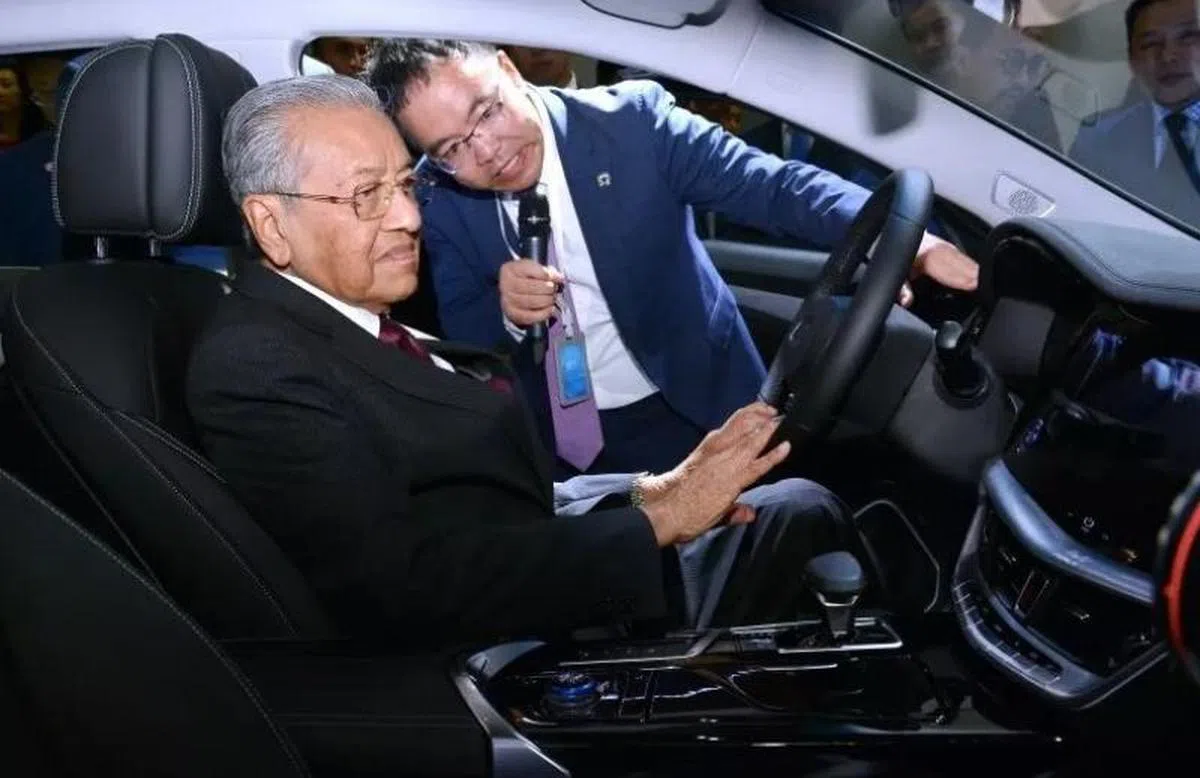  马哈迪试驾多款吉利生产的汽车，他对吉利汽车的品质赞不绝口，并指这些都是“世界级的汽车”。（马来西亚驻华大使馆面簿照片） 