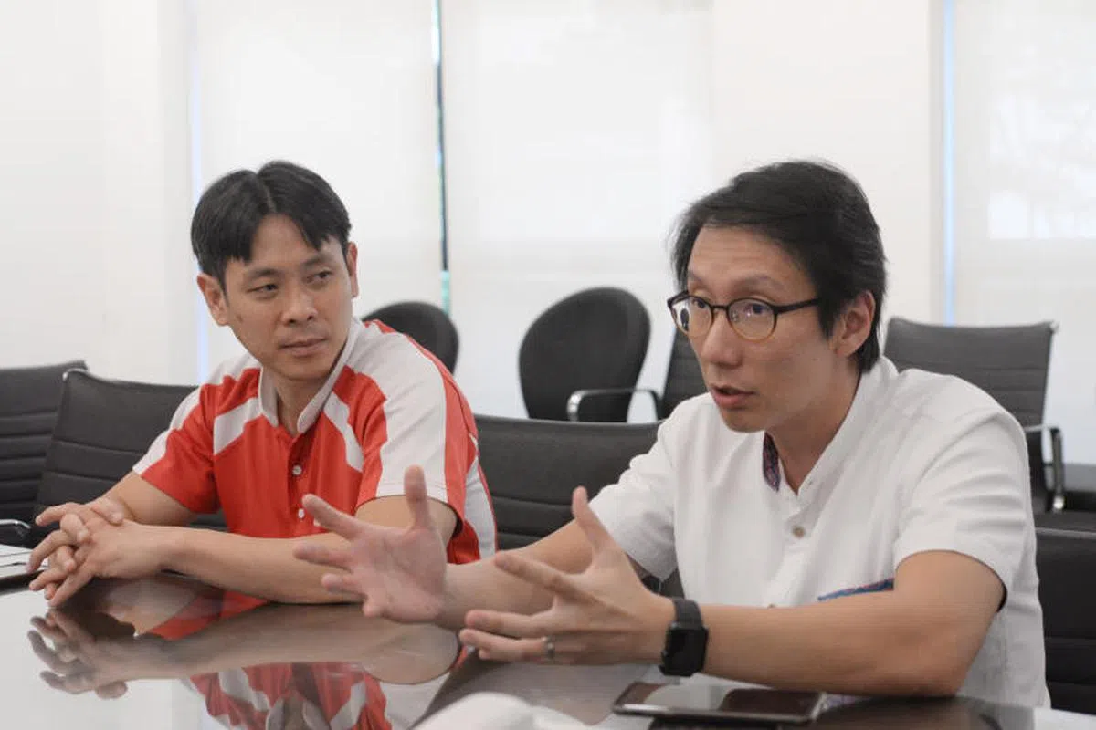  义顺集选区议员黄国光和Timbre集团联合创办人兼董事经理谢秉辉接受媒体采访。（联合晚报） 