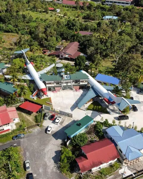 由两架波音727型客机改装而成的“双飞机度假村”。（Twin Jets Resort 面簿）