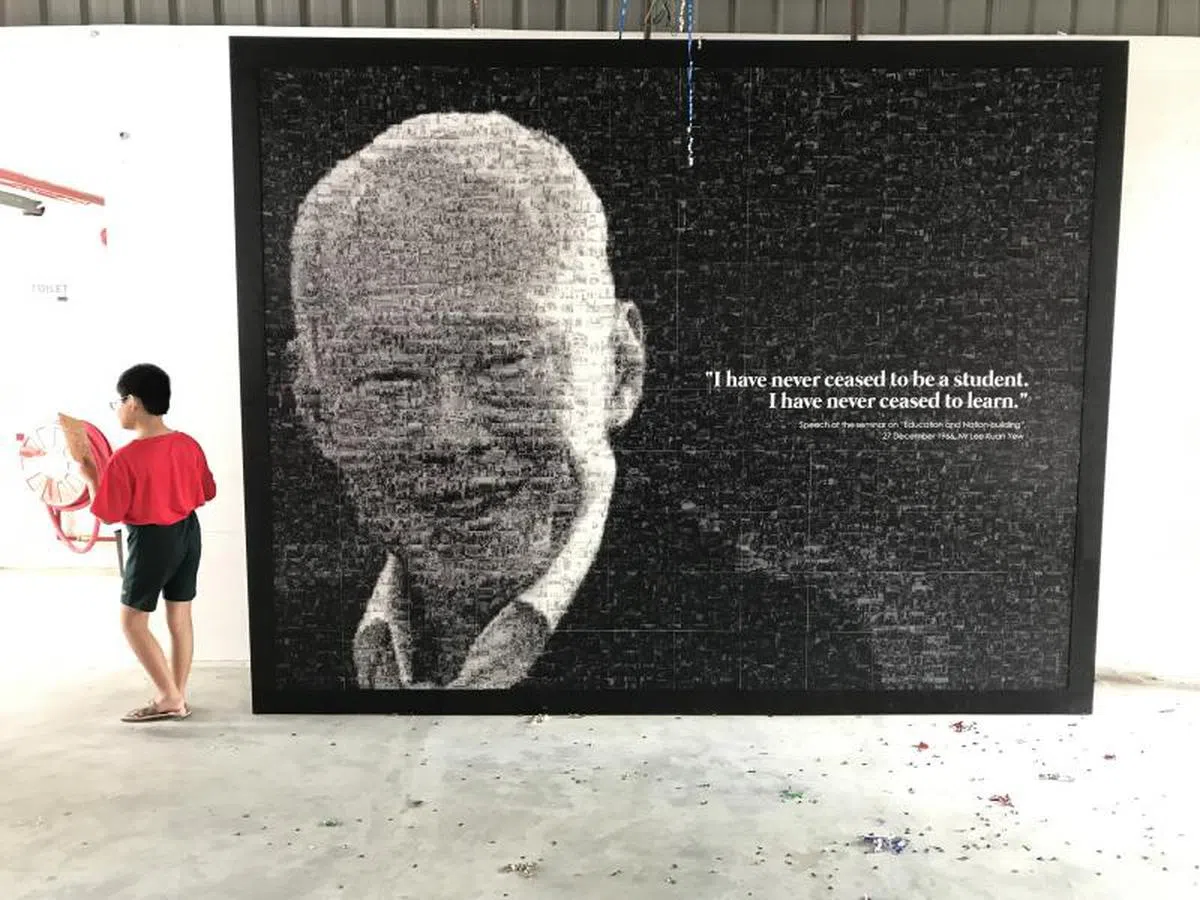  由多张照片组成的板块，拼贴成这幅新加坡最大的已故建国总理李光耀肖像。（联合早报） 