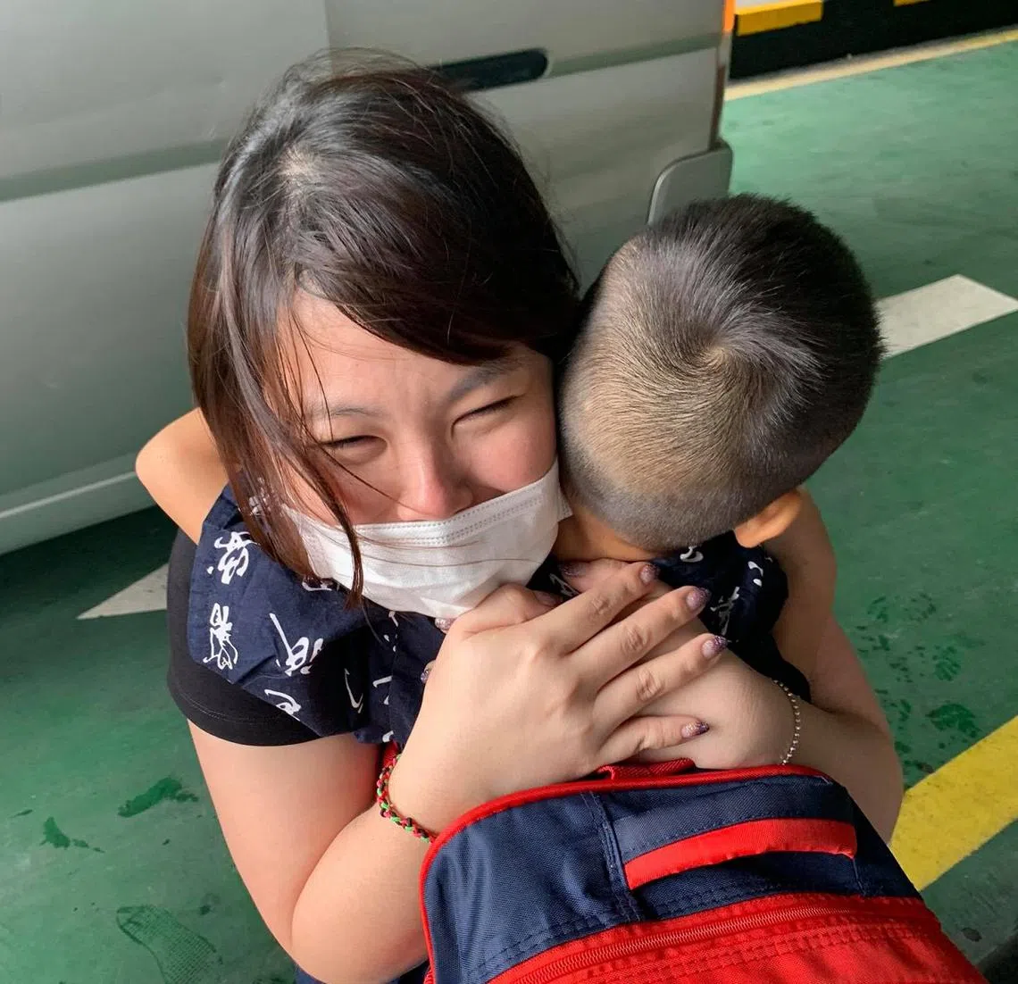 与孩子至少半年没见面的马国越堤族母亲，在见到孩子的那一刻，只能无声地紧紧抱住对方，泪水在眼中打滚。（廖彩彤面簿）