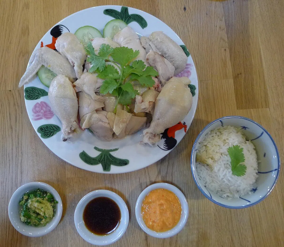 新加坡和海南两地烹煮海南鸡饭的方式略有不同。（海峡时报）