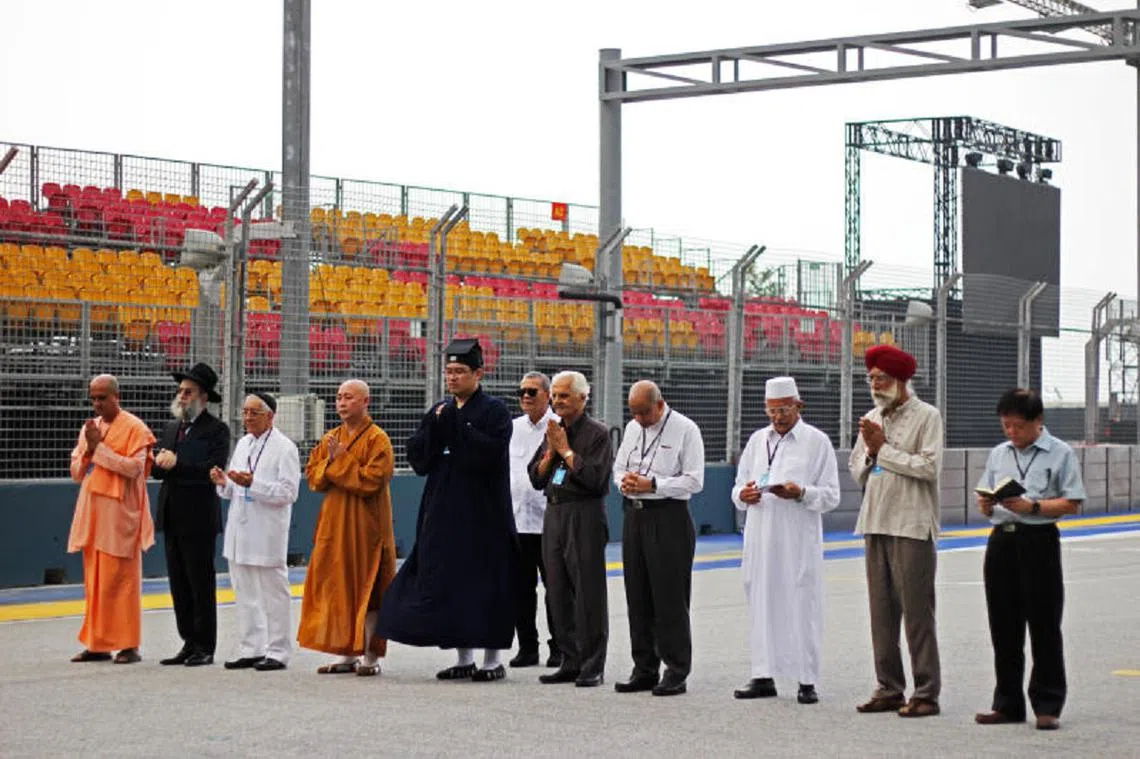 新加坡最独特的一道风景就是各大宗教领袖一起“大拜拜”。每年举行的F1方程式夜间大赛之前，这些宗教领袖都会聚集在一起祷告祈福。（海峡时报）