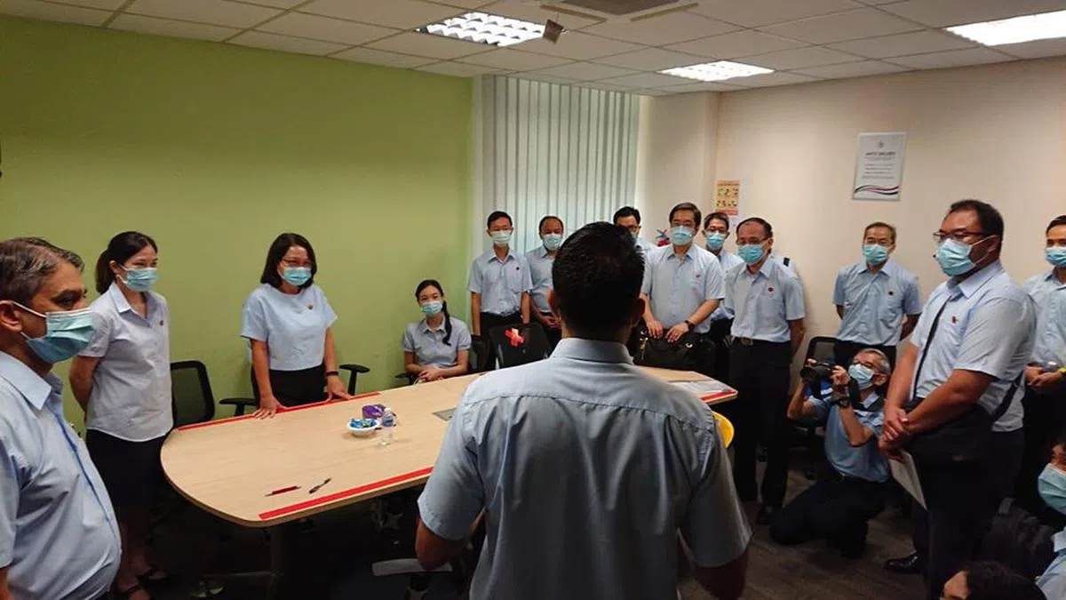  毕丹星（背对镜头者）大选后与工人党成员开会。（毕丹星面簿） 