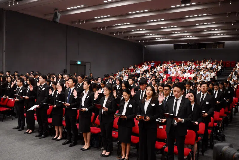 第一场新非执业律师集体宣誓仪式在2025年4月21日早上举行，这是首批在专业培训制度调整后，获取律师资格的非执业律师。