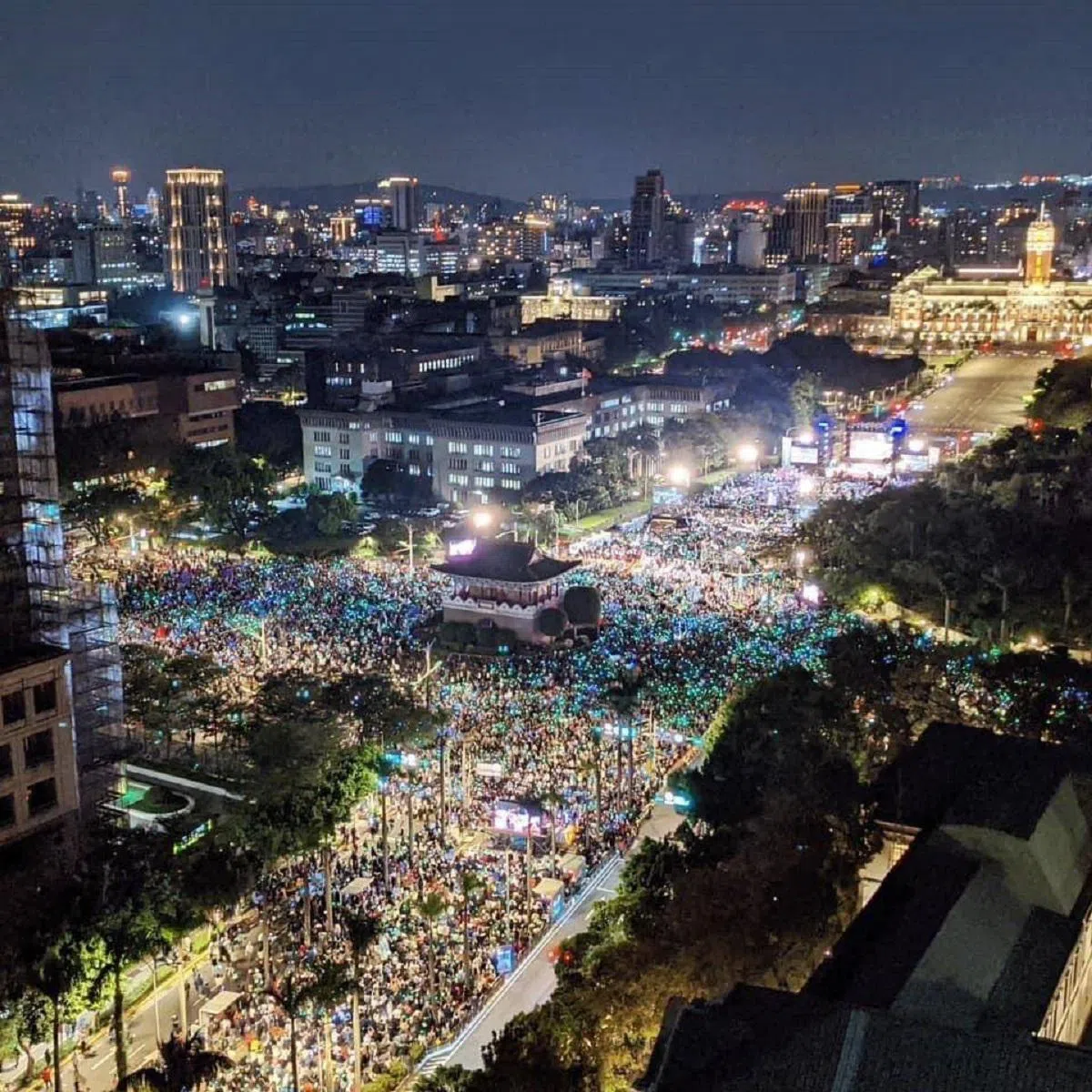 成立四年半的台湾民众党声势惊人，支持者在1月12日夜晚挤满总统府前的凯道，现场宣称来了35万人。（台湾民众党提供）