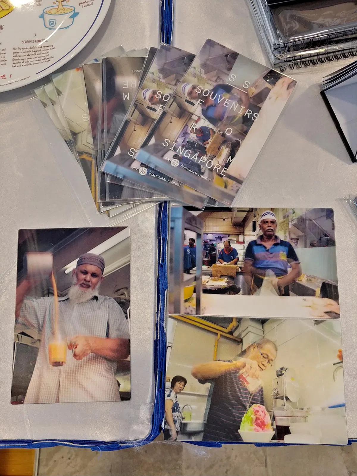  晃动这些明信片时，上面的人物就会“动”起来，重复手上的动作。（张丽苹摄） 