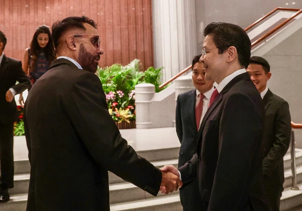 黄循财（右）正式免去毕丹星（左）的国会反对党领袖职务。