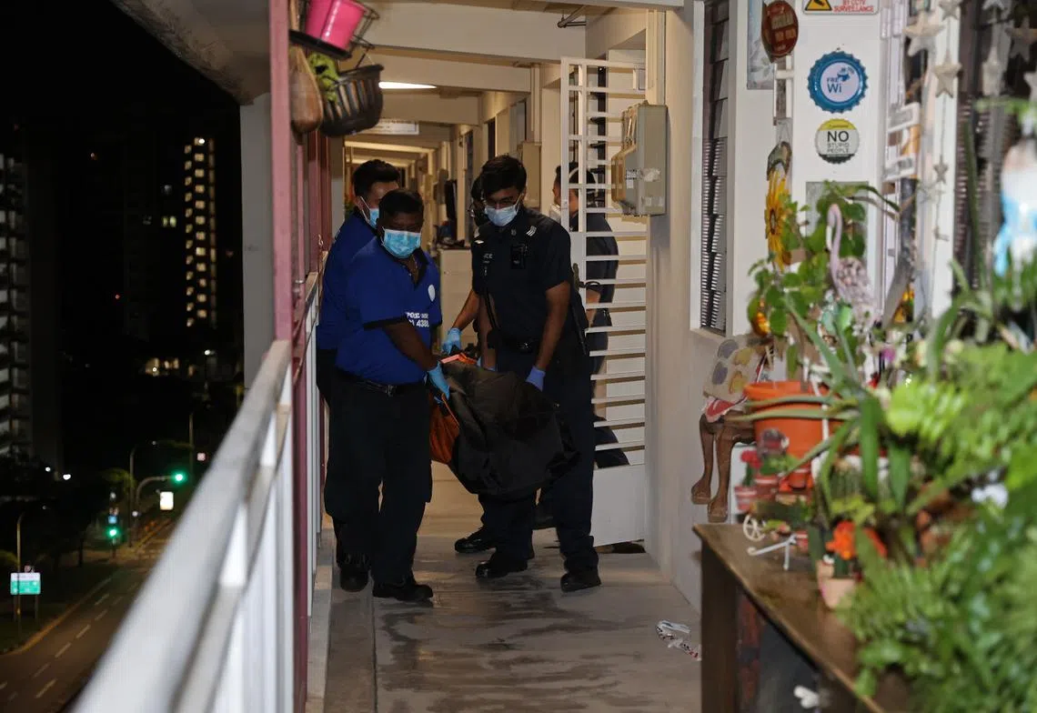 一名68岁独居妇女在淡滨尼住家内过世，有人看见怀疑是尸水的液体从门缝流出并闻到腐臭味后，于4月24日晚报警，尸体在25日凌晨1时45分左右被抬出。（新明日报）