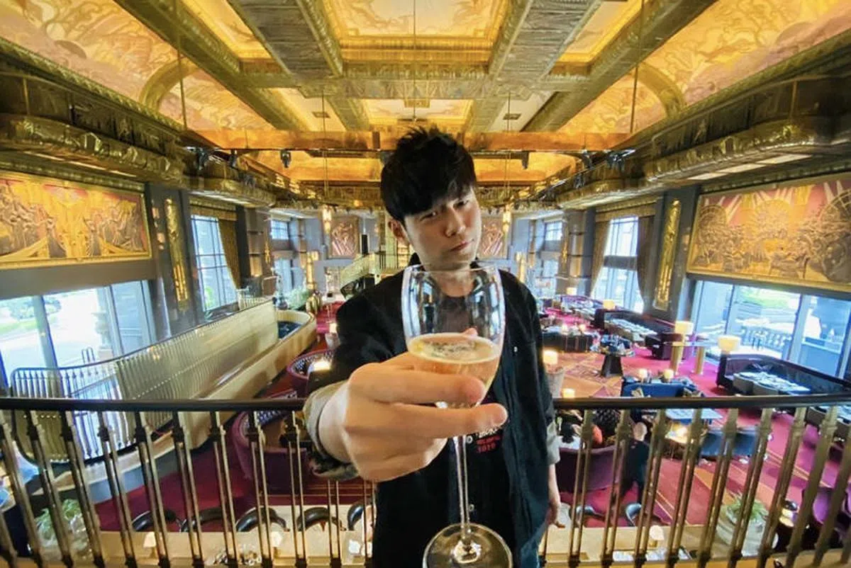 周杰伦2020年1月现身位于侨福广场大堂的Atlas酒吧。（新明日报）