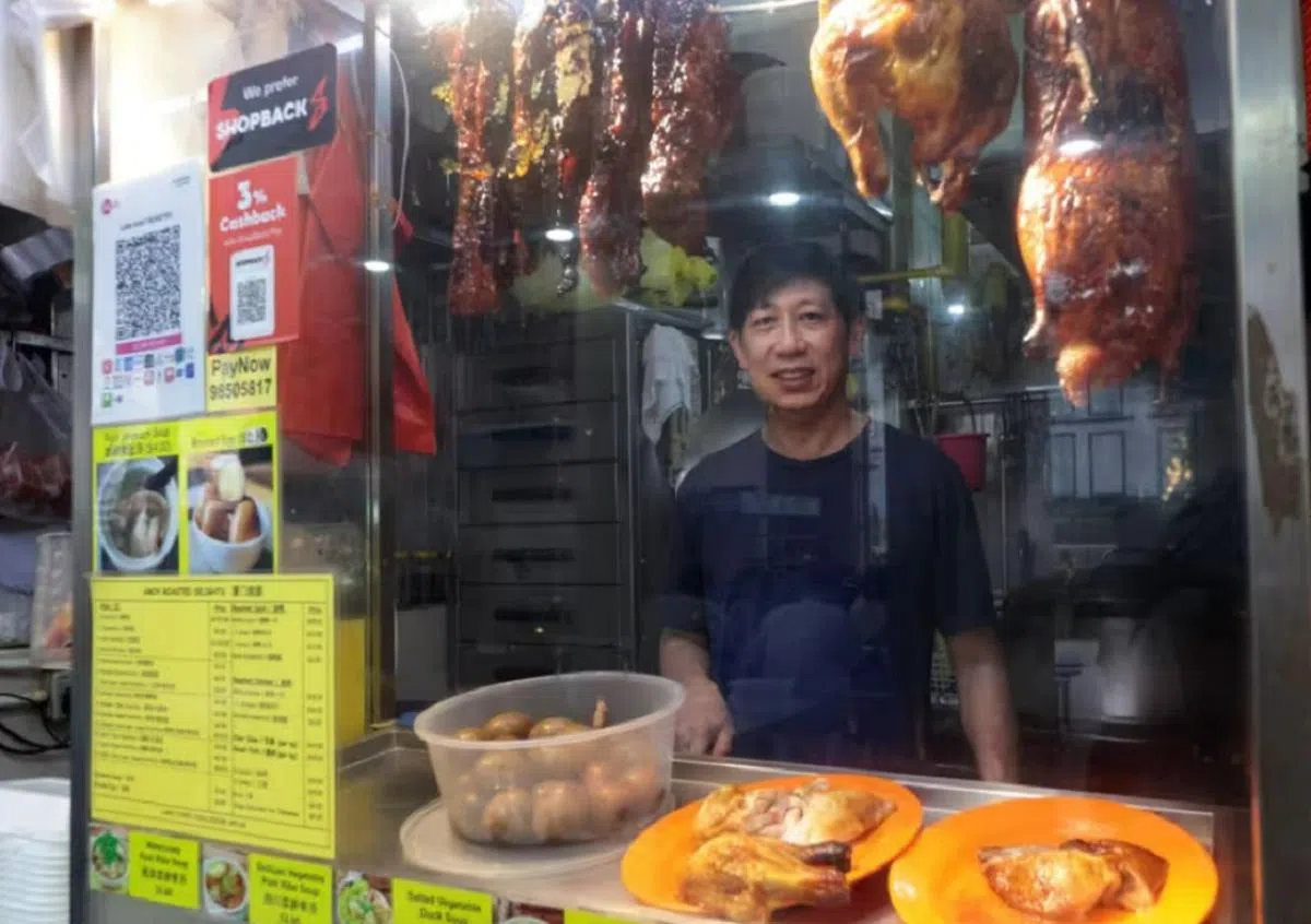 在厦门街小贩中心经营烧腊摊的Desmond Yeo担心，食物起价太多可能会流失顾客。（今日报）