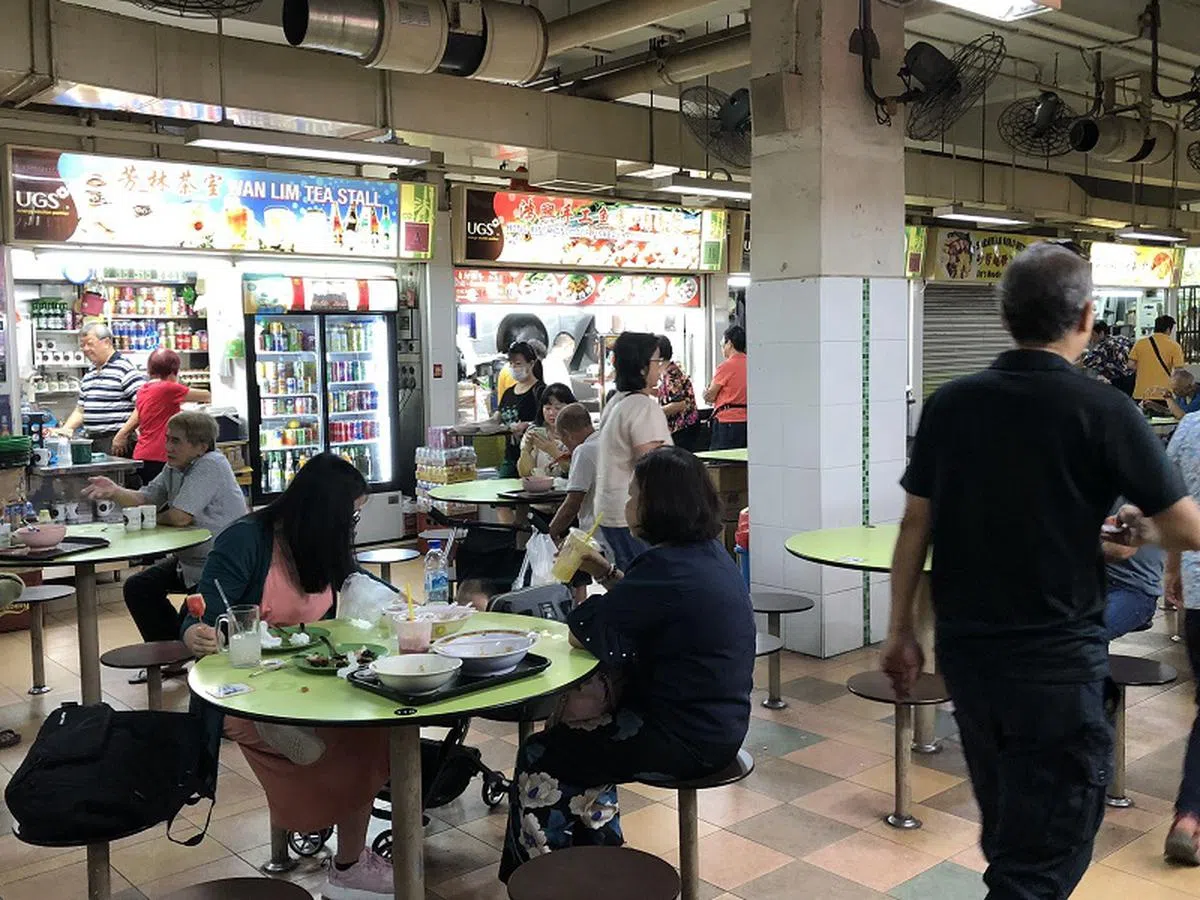  许多食客享用完美食后，小贩中心桌上就会一片杯盘狼藉。（张丽苹摄） 