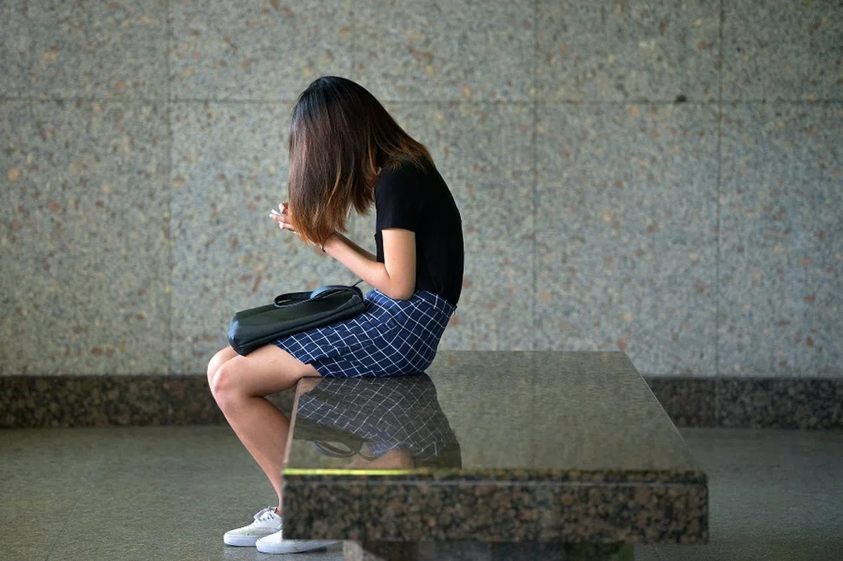 智能手机不单是通讯器材，还融合工作与购物等功能，也是人们花在手机的时间增加的原因。（海峡时报）