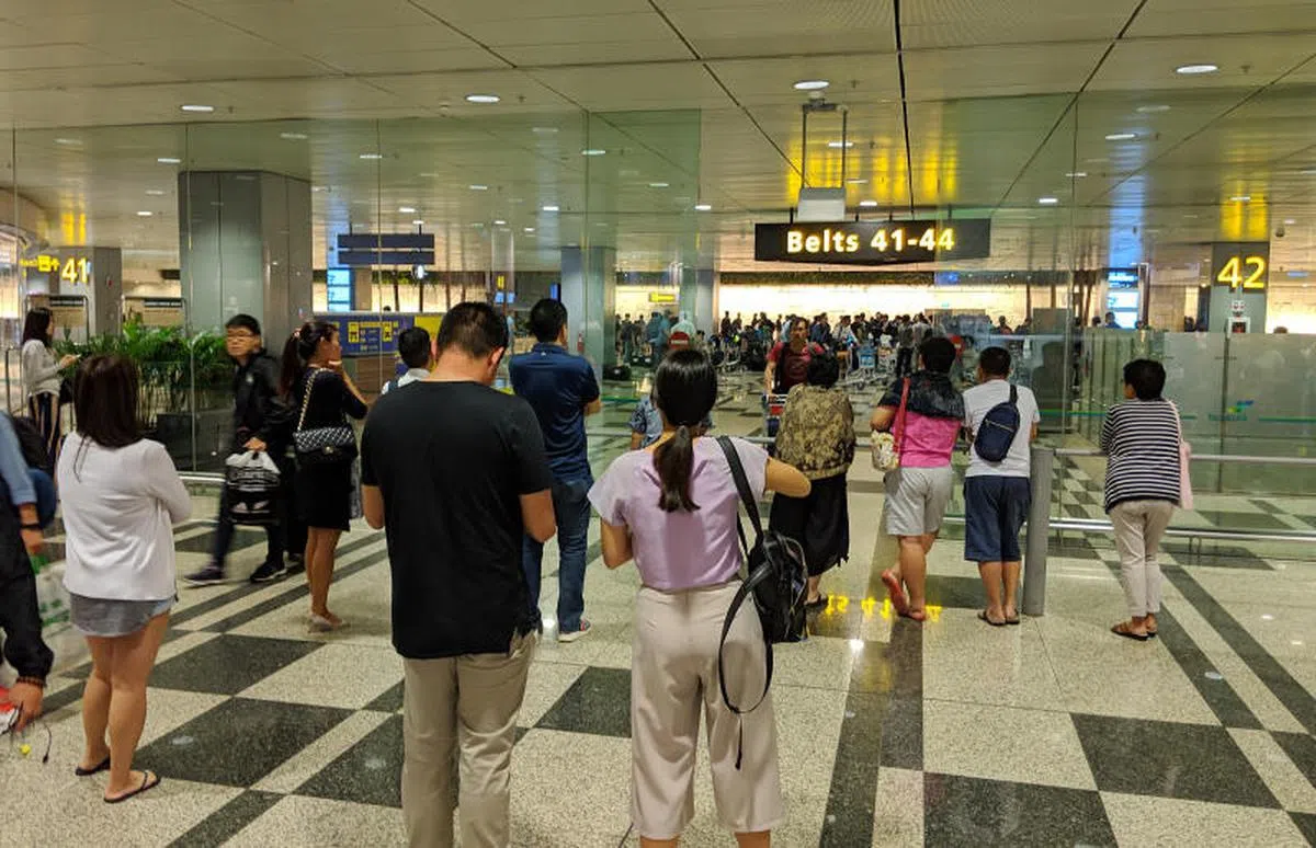  家长看到儿子安全归来，激动地上前拥抱。（新明日报） 