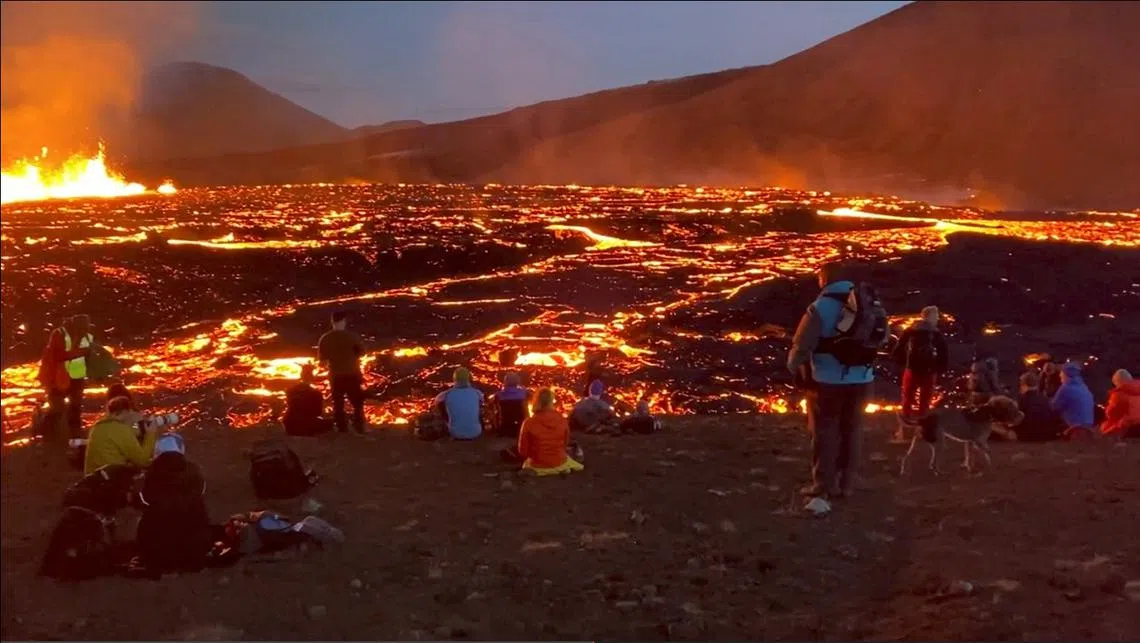 冰岛法格拉达尔火山爆发，熔岩从地上喷涌而出，成了旅游新景点。（路透社）