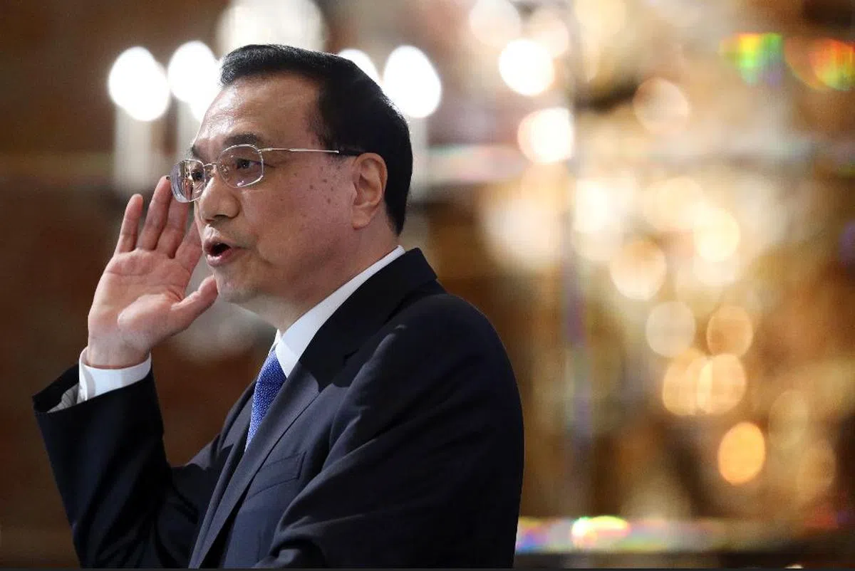  红蚂蚁发现，李克强总理很爱用手势配合演讲。设计对白：“新加坡的商人们，听到了吗，快来中国投资！”（路透社） 