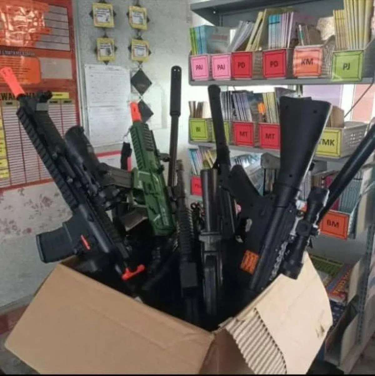 网络流传照片显示，某校教职人员疑似准备了一箱各类玩具枪，相信是要在活动上发给学生。（脸书）