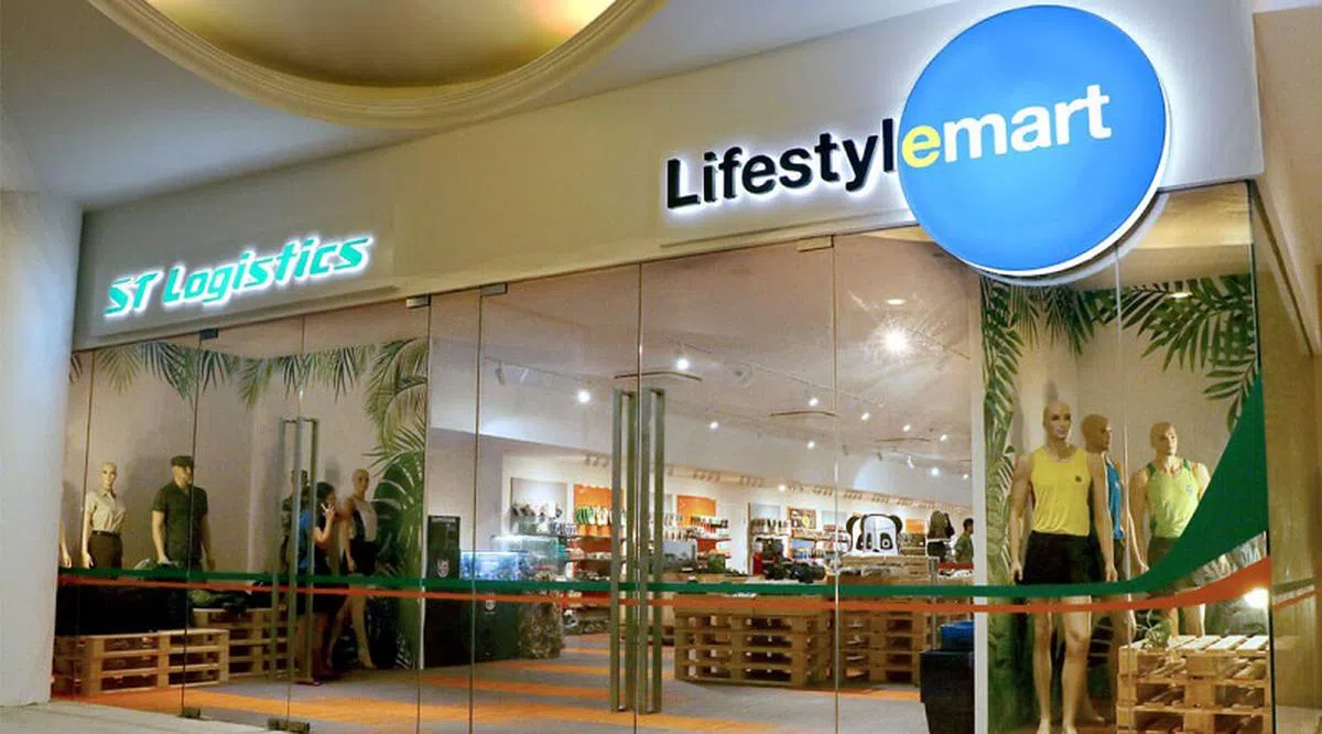 武装部队准尉与专业军士俱乐部（The Chevrons）设有一家商业军用品零售处。（互联网）