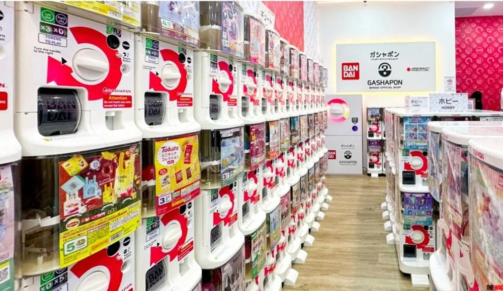 进去转一圈，本想着试试手气，结果几十块新币转眼就没了。