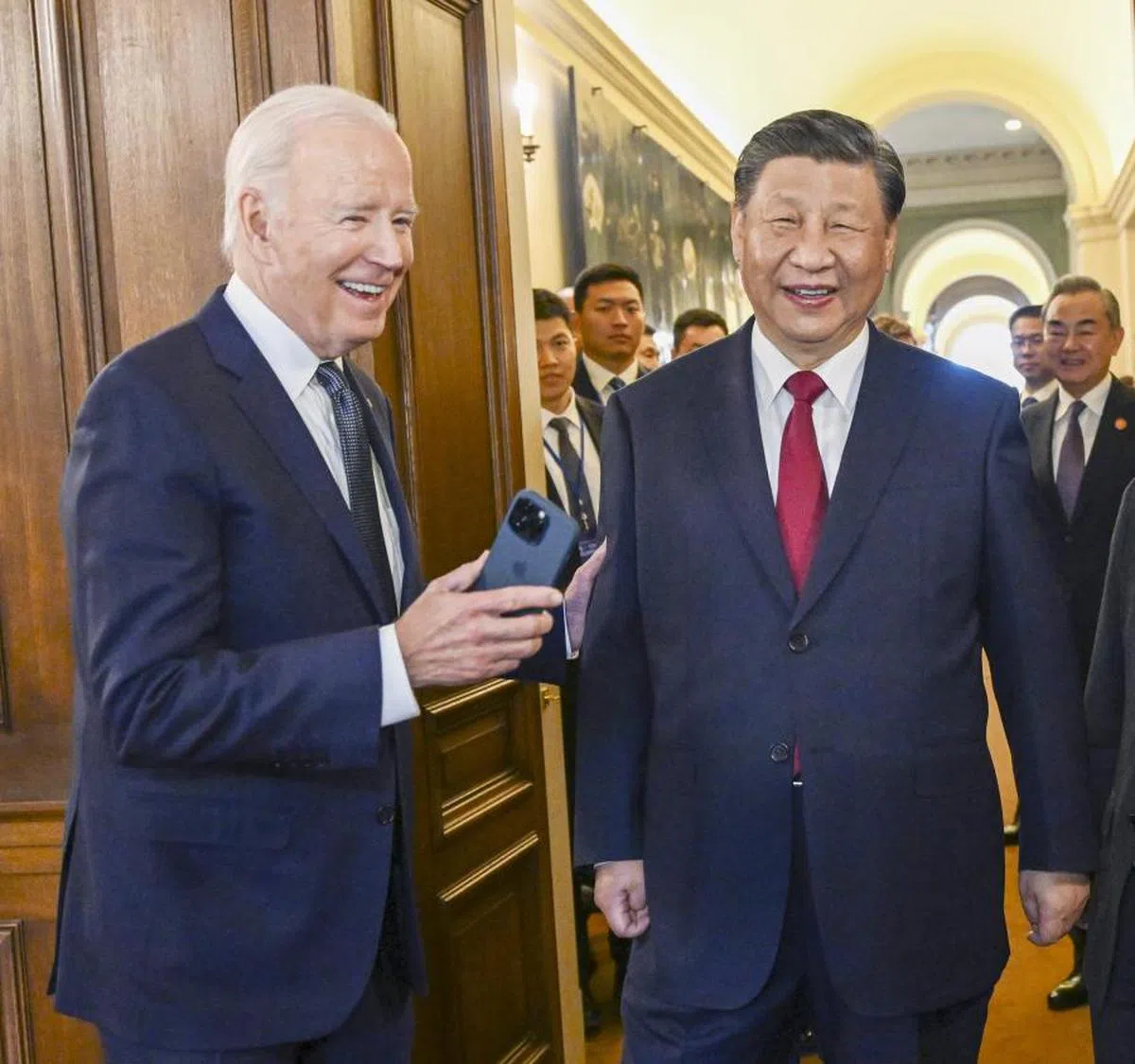 拜登（左）向习近平（右）展示他手机里一张后者年轻时在美国拍摄的照片。（华春莹X平台）