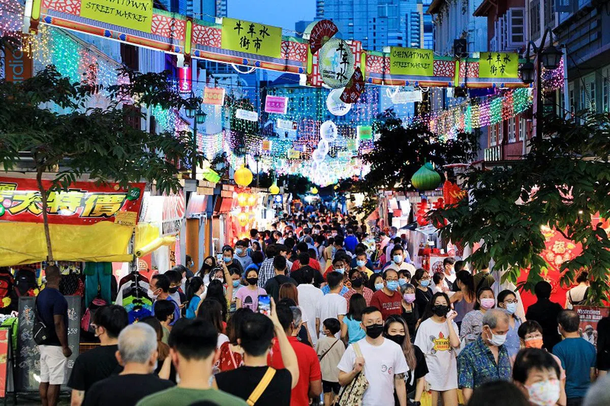 2022年的牛车水年货市场人头攒动。（联合早报）