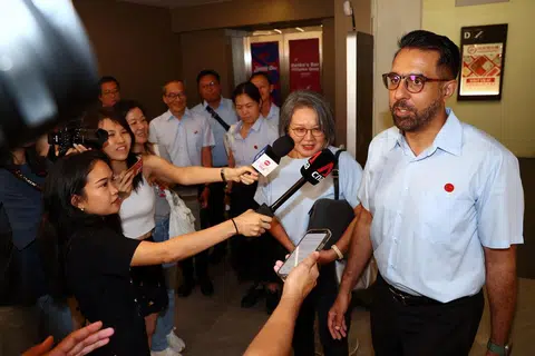 毕丹星（右一起）和林瑞莲蝉联工人党秘书长及主席，陈立峰（左一）、何廷儒（左三）和许金桂（左四）也再度当选中委。（新明日报）