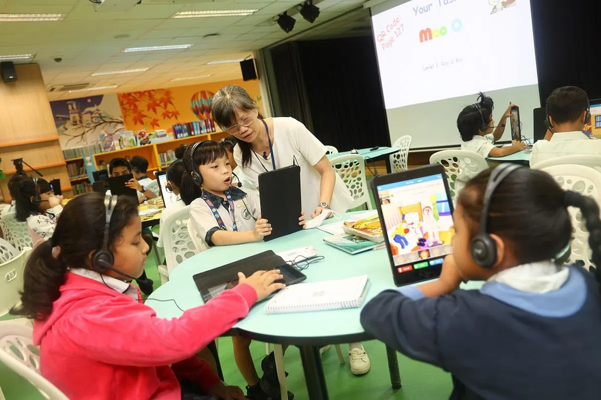 连小学生也开始在课堂上使用平板电脑。（联合早报）