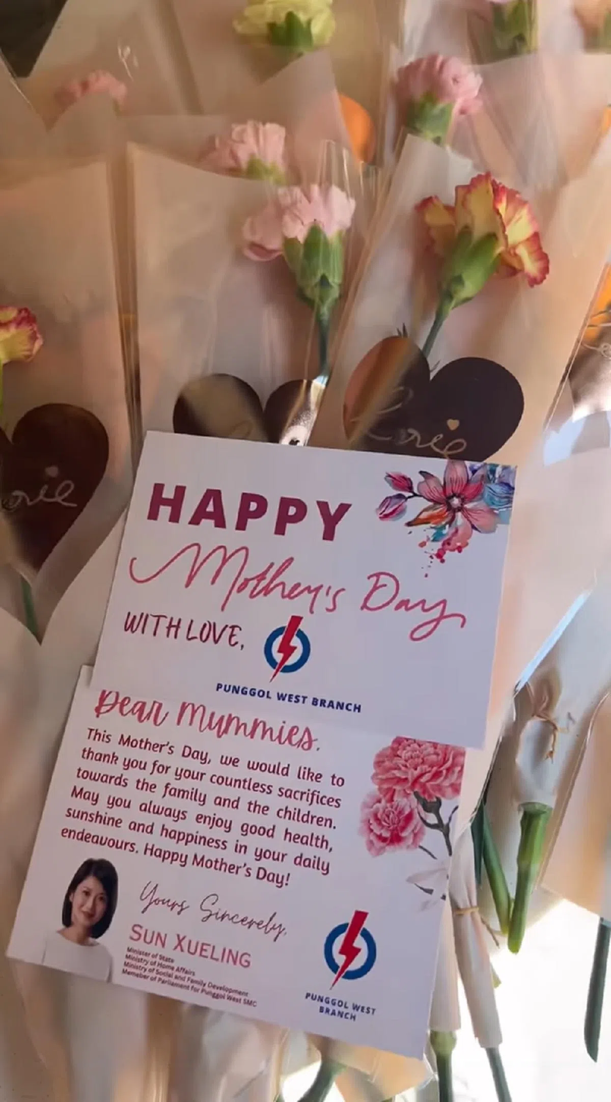 孙雪玲为选区里的母亲们准备花束。（孙雪玲脸书视频截图）