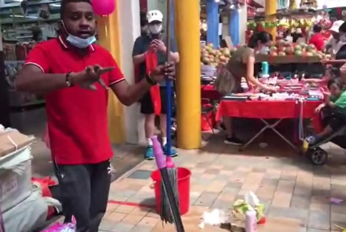  都50年了你还在用着乌黑的拖把？（视频截图） 