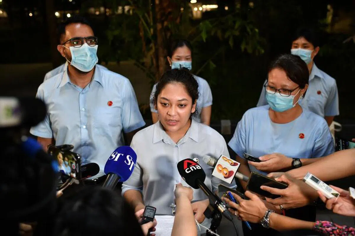  工人党的辣玉莎在临时记者会上道歉。（海峡时报） 