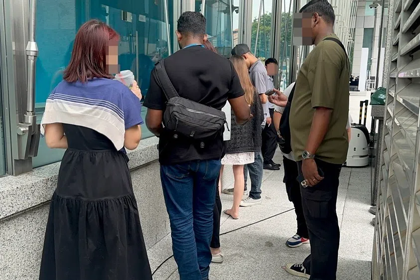 卫生科学局人员在8月下旬的扫荡行动中，对吸电子烟者施以罚款。