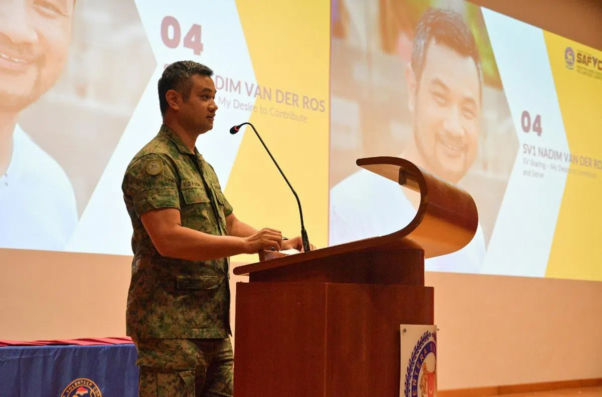 纳迪姆在志愿军团大会上分享义工经历。（国锋报）