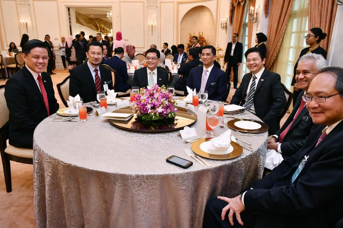  王瑞杰（左三）和陈振声（左一）等新加坡第四代领导班子，两周前和马国经济事务部长阿兹敏（左四）等希盟政府要员出席了新马非正式峰会。（海峡时报） 