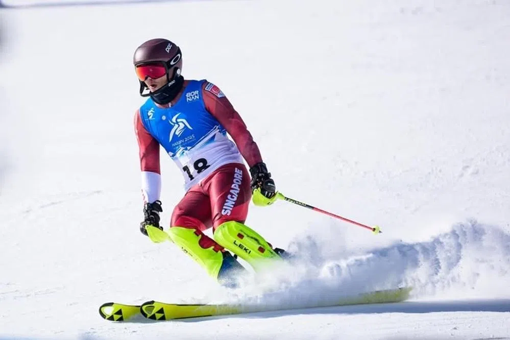 在今年米兰—科尔蒂纳冬奥会上，他将出战高山滑雪男子大回转与回转项目。
