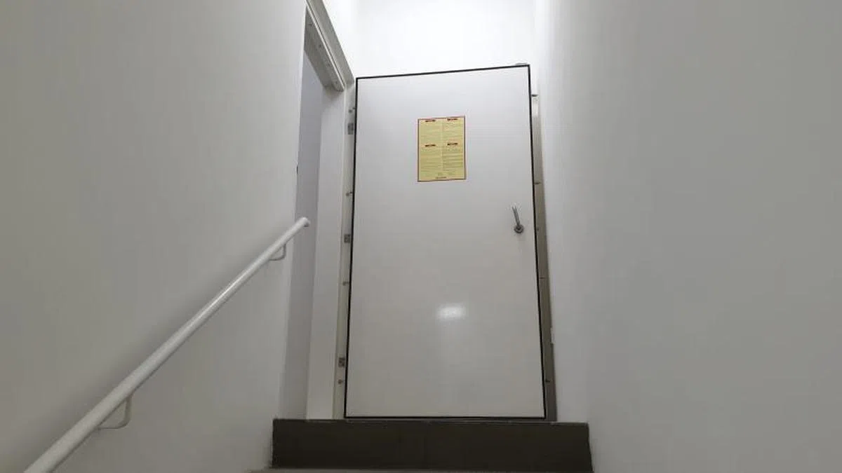 公寓里的防空壕梯间。（红蚂蚁摄）