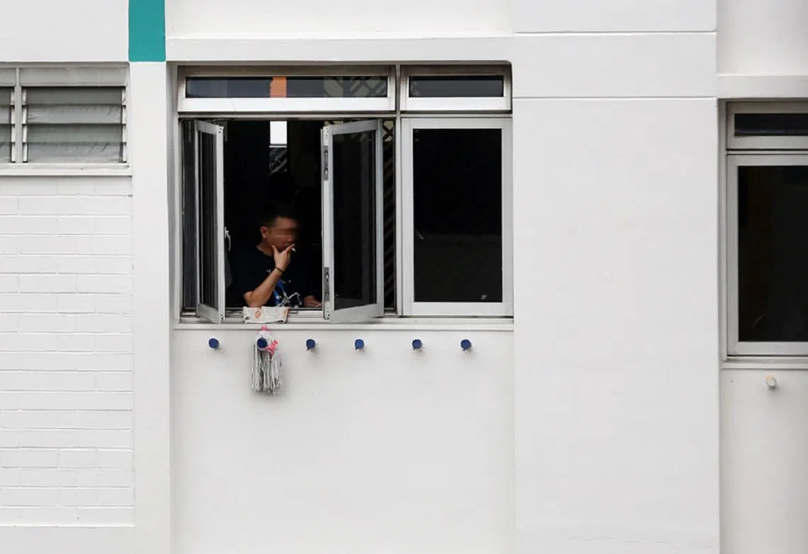 别以为在窗前吸烟，家人就不会受累。（联合早报）