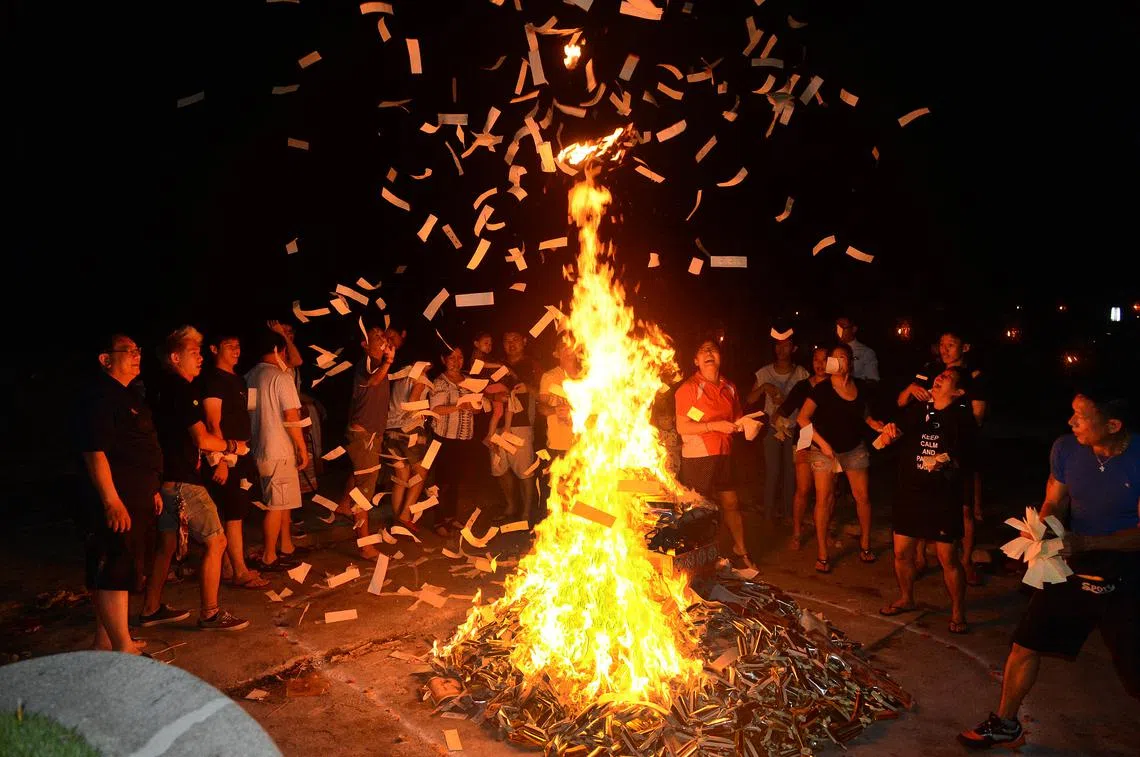 新加坡华人有为过世亲人焚烧冥纸的习俗。（联合晚报）