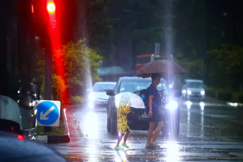 12月2日，全岛下起倾盆大雨，图为大巴窑的情况。