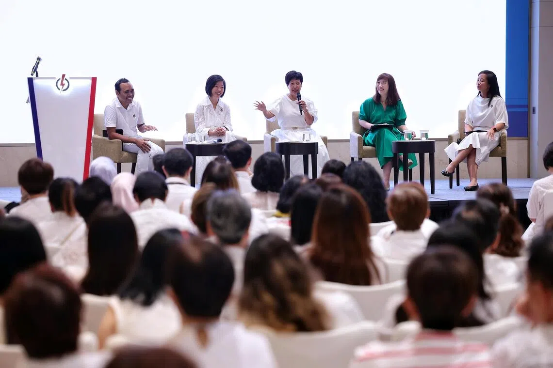 蔡厝港集选区议员周凯年（左起）、人民行动党妇女团主席沈颖、总理公署部长兼财政部及国家发展部第二部长英兰妮，以及婚姻关系辅导室创办人兼辅导总监庞宝麟，围绕主题《我们的选择：解读新加坡的生育率挑战》展开讨论。讨论会主持是人民行动党妇女团常年大会副策划主席李乃怡（右一）。