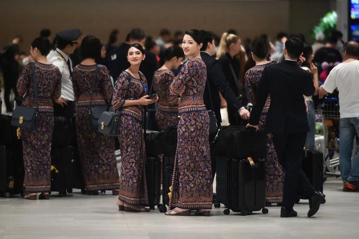 樟宜机场第二搭客大厦的新航空姐们都身穿标志性的卡峇雅。（海峡时报）