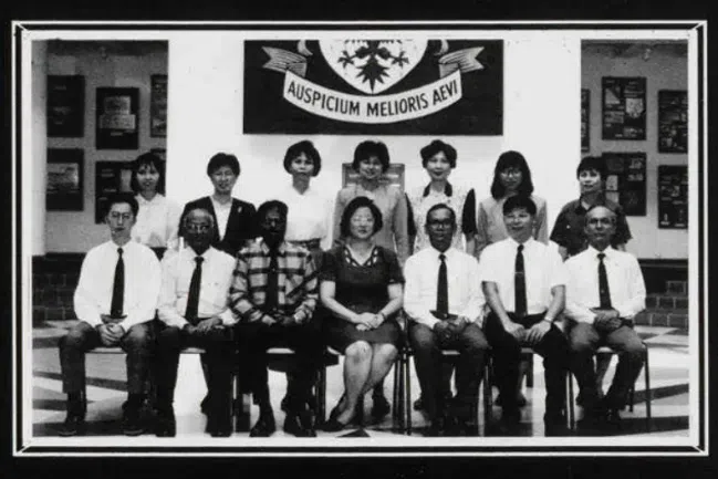 1992年的郑老师（前排左四）。