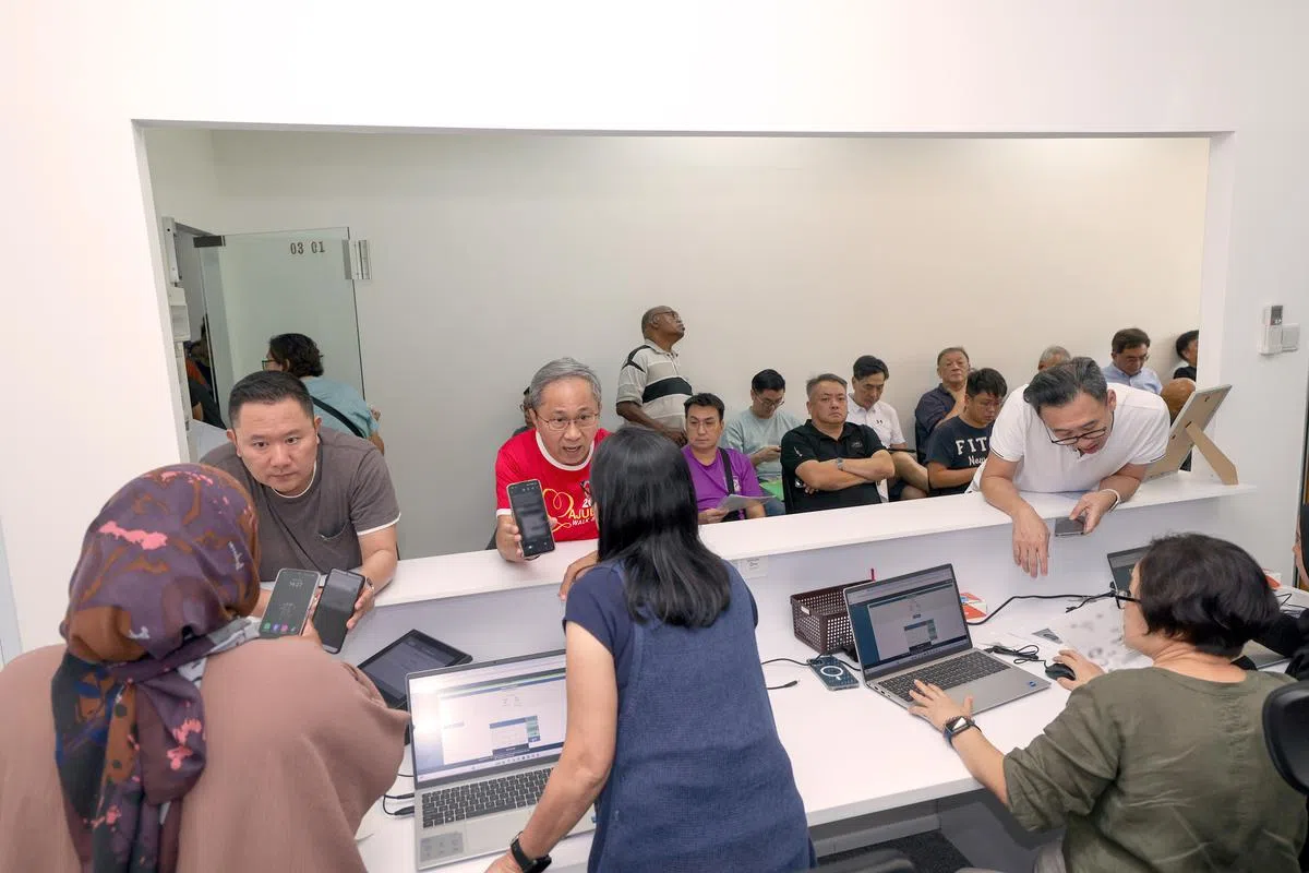 不少本地车主网上申请VEP不果。（联合早报）