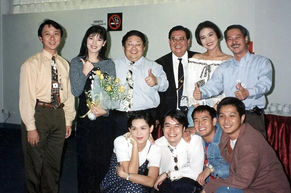 赵自成教授（后排右三）1994年与新视《法医故事》演员及幕后工作人员合影。