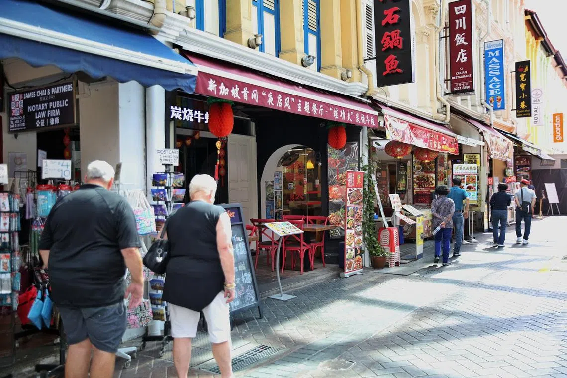 牛车水街上的食客稀少，业者感叹生意受影响。（新明日报）