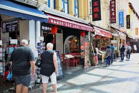 牛车水街上的食客稀少，业者感叹生意受影响。（新明日报）