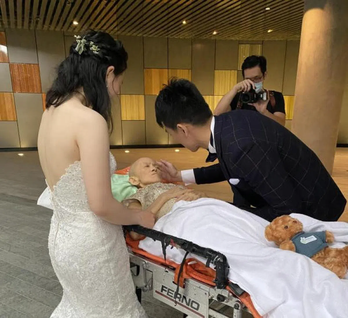  儿子谢富勇与儿媳陈美宣上前关心母亲，画面十分感人。（Ambulance Wish Singapore面簿） 